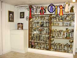 Trophäenschrank und Futterdepot
