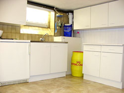 Futterküche, Kühlschrank und Schrank für Vorräte und Zuchtutensilien.