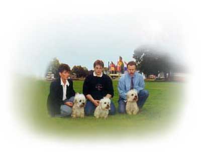Monika with German Dandies' Earl of Speedy,  Marc with Daphne von Beerenkamp and Manfred Rosenbaum with Swanwillow Golden Guinea at Amansan